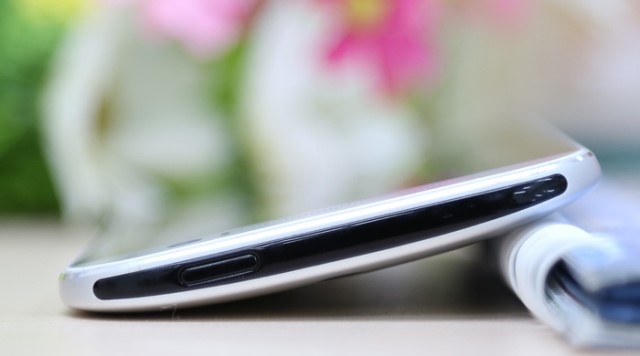 HTC ONE M8 cạnh trên