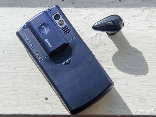 Tai nghe Bluetooth siêu nhỏ đính kèm