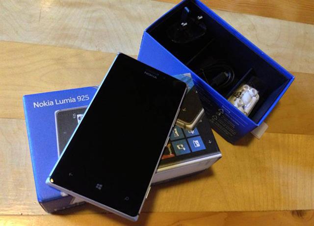 Nokia Lumia 925 có giá bán tham khảo tại thegioididong.com khoảng 8.990.000 đồng