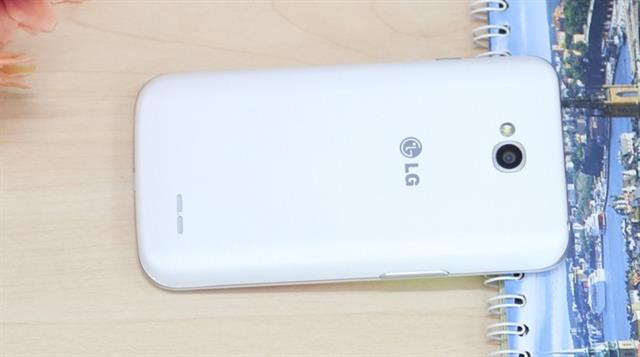 LG L70 Dual có camera chính 5MP (quay video HD 720p) và đèn LED Flash