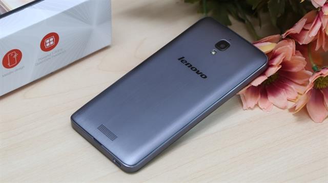 Lenovo S660 có camera chính 8MP (quay video HD 720p) và đèn LED Flash