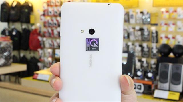 Nokia Lumia 625 có camera chính 5MP (quay video HD 720p@30fps) và đèn LED Flash