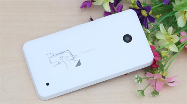 Nokia Lumia 630 có camera 5.0 MP phía sau (quay video HD 720p@30fps), không có đèn LED Flash