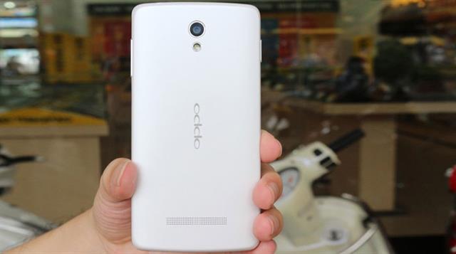 OPPO Find Clover có camera chính 5MP (quay video HD 720p@30fps) và đèn LED Flash