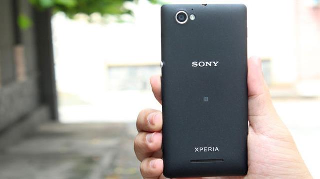 Sony Xperia M có camera chính 5MP (quay video 720p@30 fps) và đèn LED Flash