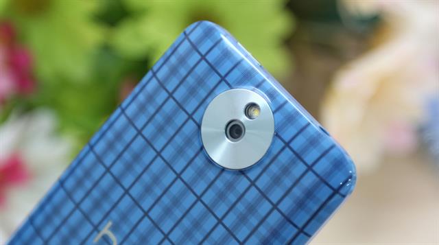 HTC Desire 501 Dual Sim có camera chính 5.0 MP (quay video HD 720p@30fps) và đèn LED Flash trợ sáng