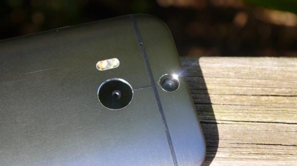 HTC One M8 và HTC One E8