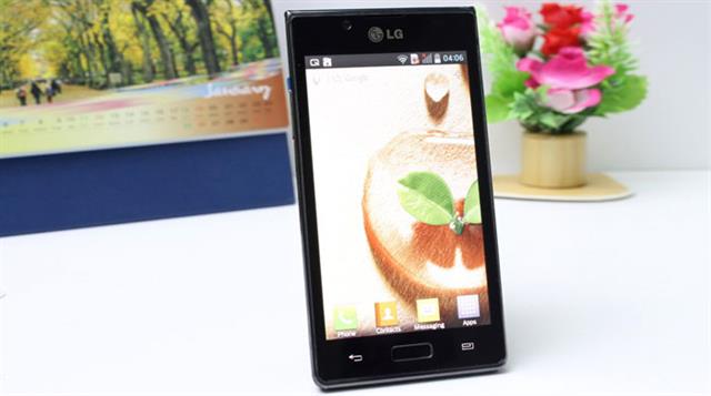 Máy còn màu đen và trắng