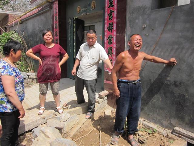 chết vì cứu điện thoại trong nhà vệ sinh