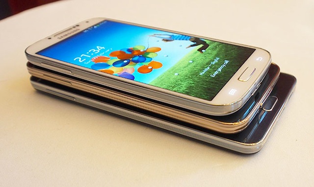 Điện thoại màn hình viền kim loại đầu tiên của Samsung