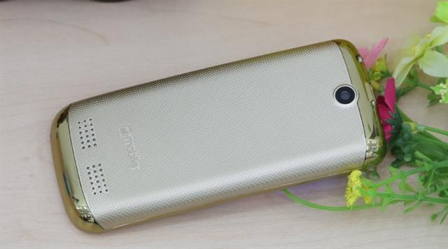 Máy còn màu vàng, trắng, đen và bạc