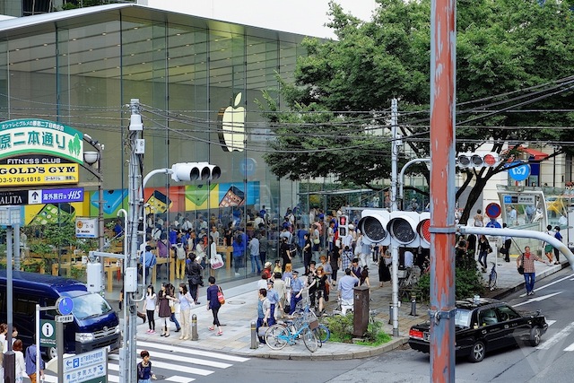 Cửa hàng của Apple nằm ở ngã tư khá đông đúc của khu Omotesando