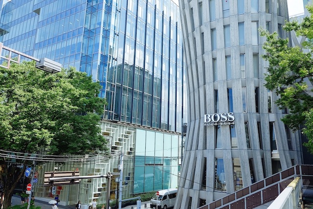 Đối diện là cửa hàng thời trang Hugo Boss