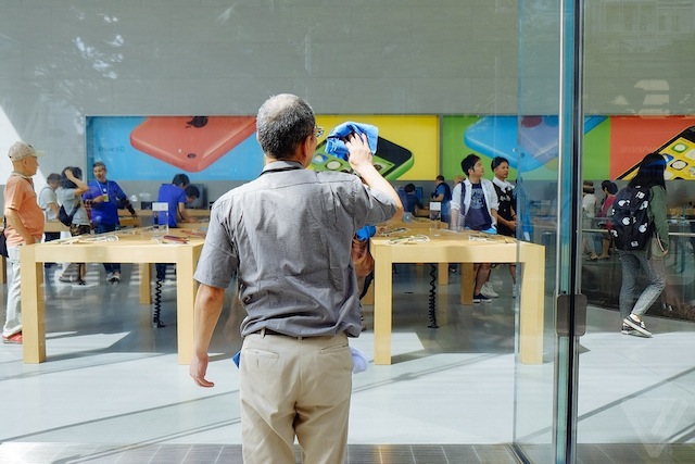 Nhiều nhân viên có nhiệm vụ lau chùi mặt kính