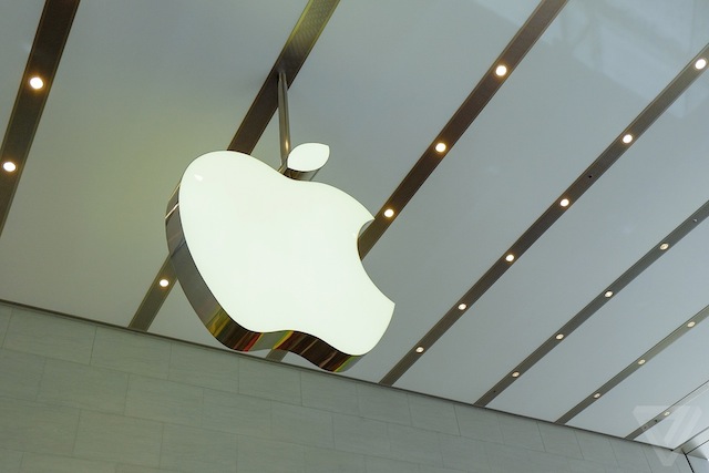 Trung tâm của cửa hàng này là logo của Apple treo lên trần nhà