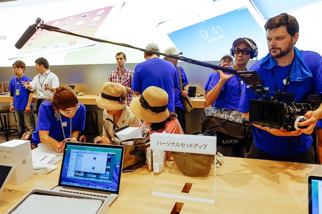 Các nhân viên cửa hàng phỏng vấn một người mua