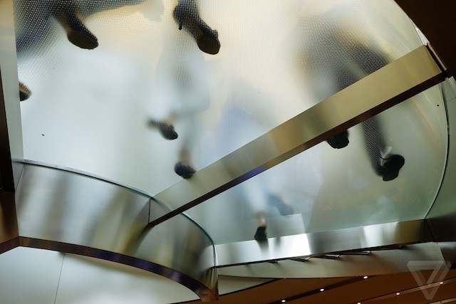 Một cầu thang xoáy độc đáo trong cửa hàng