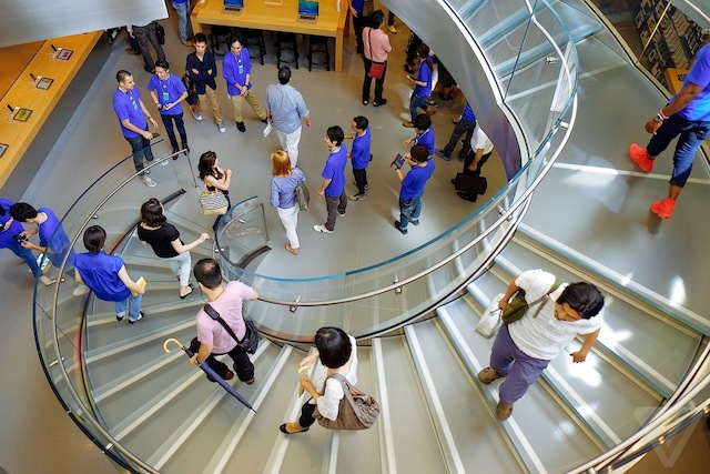 Một cầu thang xoáy độc đáo trong cửa hàng