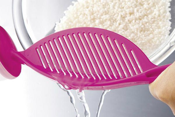 Rinsing rice to remove preservatives