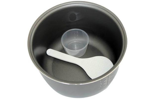 Use plastic utensils to avoid scratching the pot
