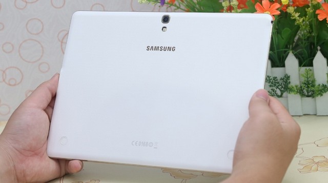 Trên tay Galaxy Tab S 10.5 siêu mỏng tại Việt Nam