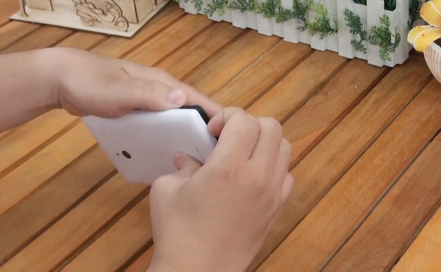 Tháo mặt lưng của máy ra