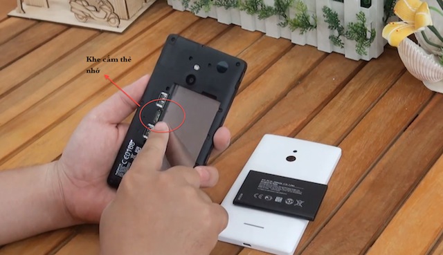 Quan sát vị trí các khe cắm SIM và khe cắm thẻ nhớ, trên Nokia XL, hai khe SIM sẽ nằm song song và ở giữa là khe cắm thẻ nhớ