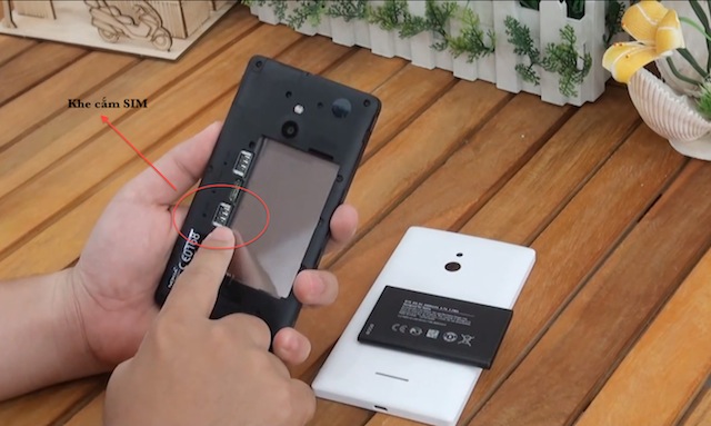 Quan sát vị trí các khe cắm SIM và khe cắm thẻ nhớ, trên Nokia XL, hai khe SIM sẽ nằm song song và ở giữa là khe cắm thẻ nhớ