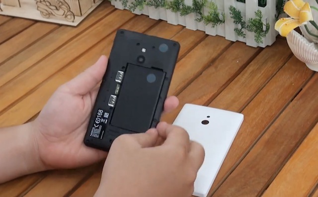 Tháo pin ra khỏi máy