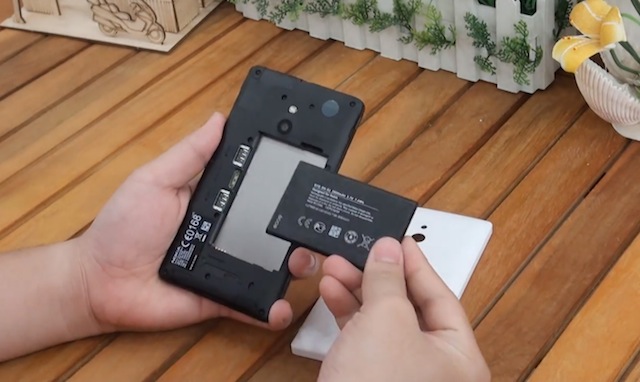 Tháo pin ra khỏi máy