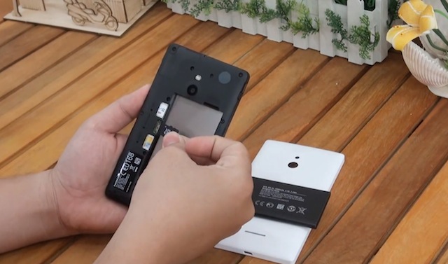 Lắp thẻ nhớ vào khe giữa