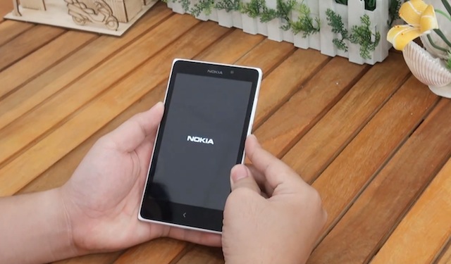 Gắn mặt lưng vào lại máy