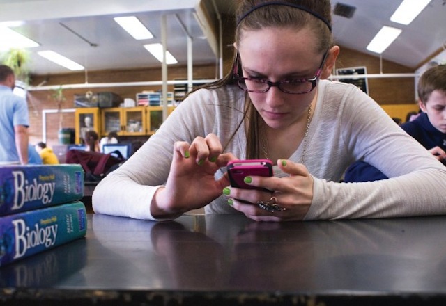 Người giỏi cũng không thể học khá nếu truy cập Internet trong giờ học