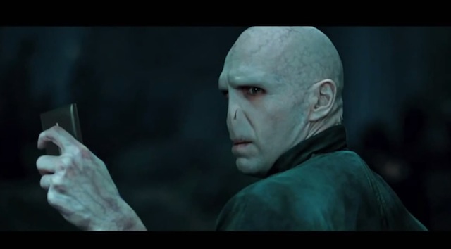 Chúa tể hắc ám cũng không quên làm một bức ảnh