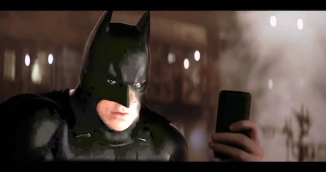 Super Man hay Batman, ai mới là người hùng thích chụp ảnh nhất?