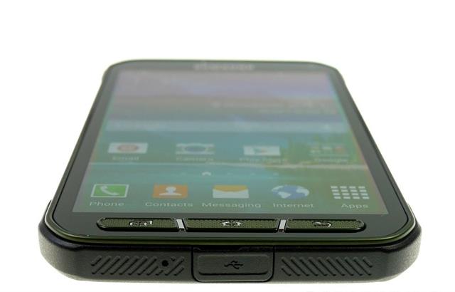 Đáy máy có cổng microUSB 2.0 và một lỗ mic thứ 2