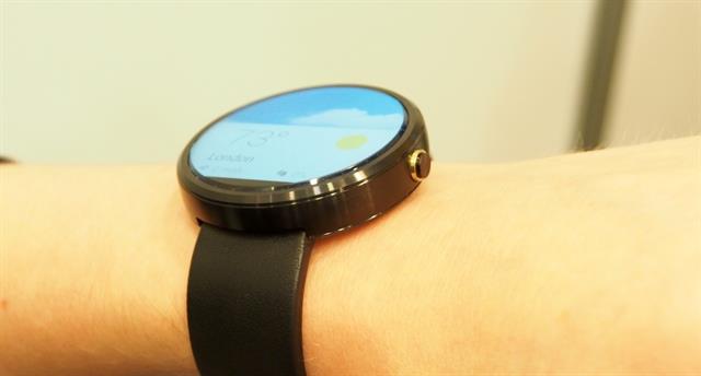 Mặt kính cảm ứng hơi nổi lên một chút so với khung sườn của đồng hồ