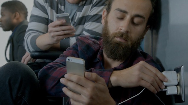 Người dùng iPhone bị dính liền với đồ sạc