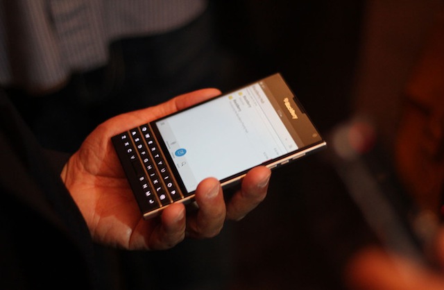 Giao diện nhắn tin của BlackBerry Passport