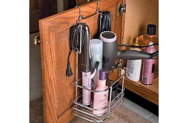 Cất giữ các thiết bị chăm sóc tóc bằng cách cố định kệ chứa trên cửa tủ
