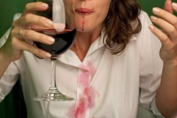 Dùng rượu vang trắng để loại trữ vết bẩn của rượu vang đỏ
