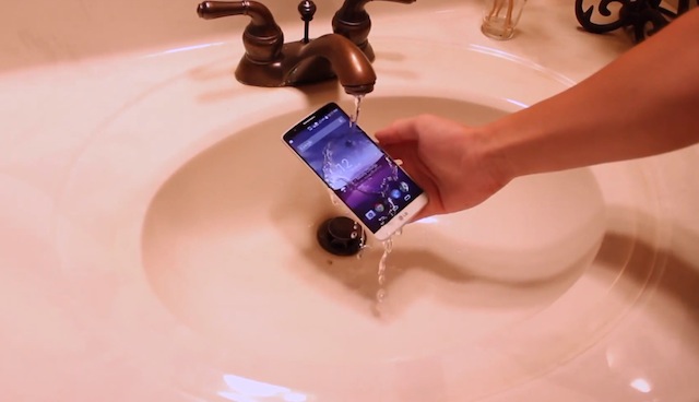 Nước phun thẳng vào máy