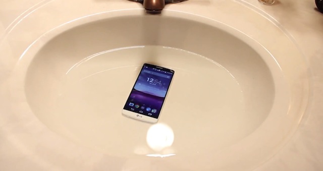 Ngâm mình trong bể nước