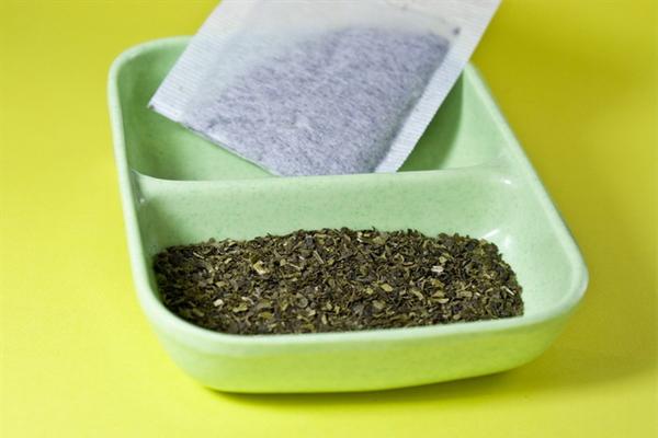 Use tea bags to clean glass and you will be amazed