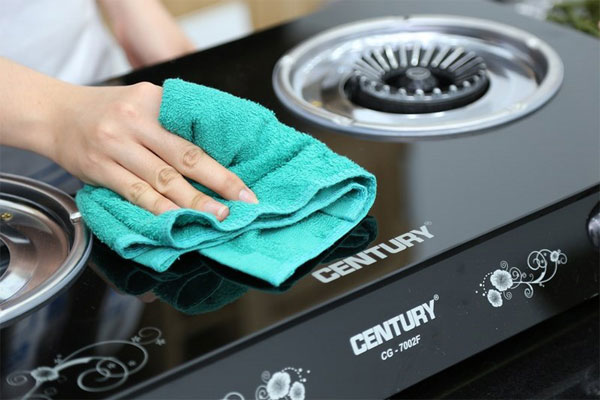 Thường xuy&ecirc;n vệ sinh khu vực bếp của bạn để tr&aacute;nh vi khuẩn ph&aacute;t sinh