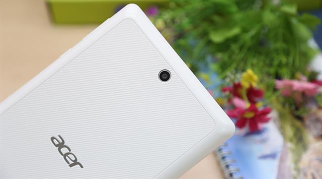 Mặt sau máy được chế tác theo dạng vân nổi