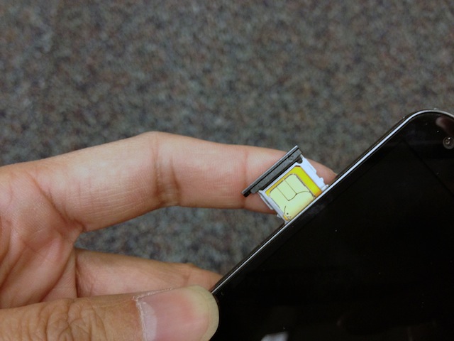 Tháo SIM ra khỏi máy