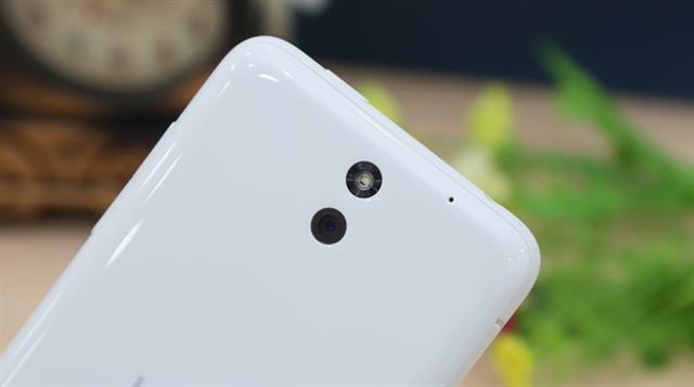 Mặt sau có camera chính, đèn LED Flash và một lỗ mic