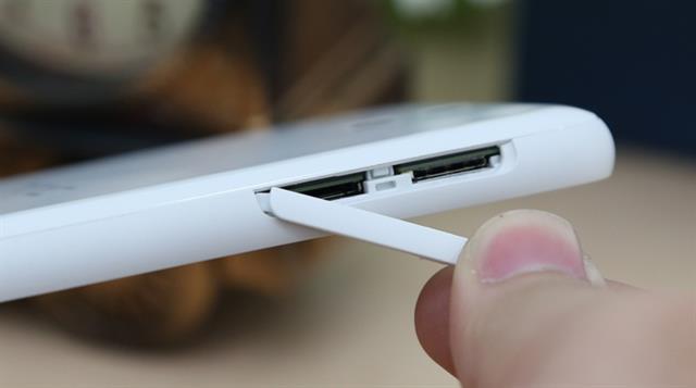 Khe SIM và thẻ nhớ