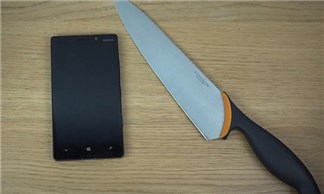 Màn hình Lumia 930 không ngại đương đầu với dao nhọn